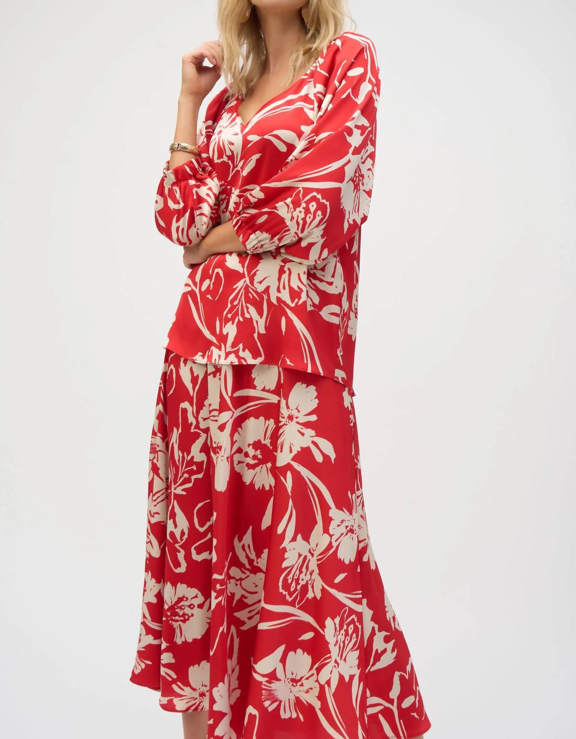 Top de satén con estampado floral color rojo y crema