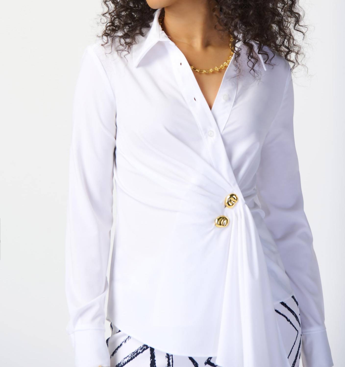 Blusa con cuello en V color blanco