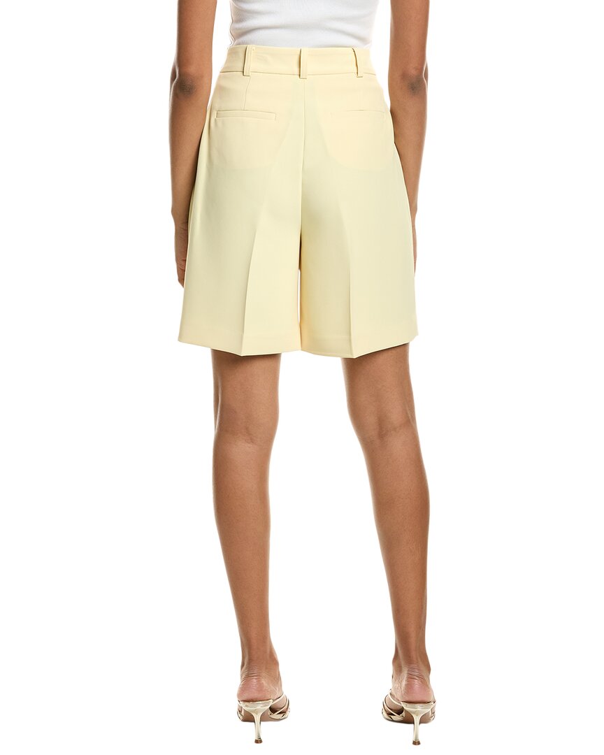 Short con pliegues