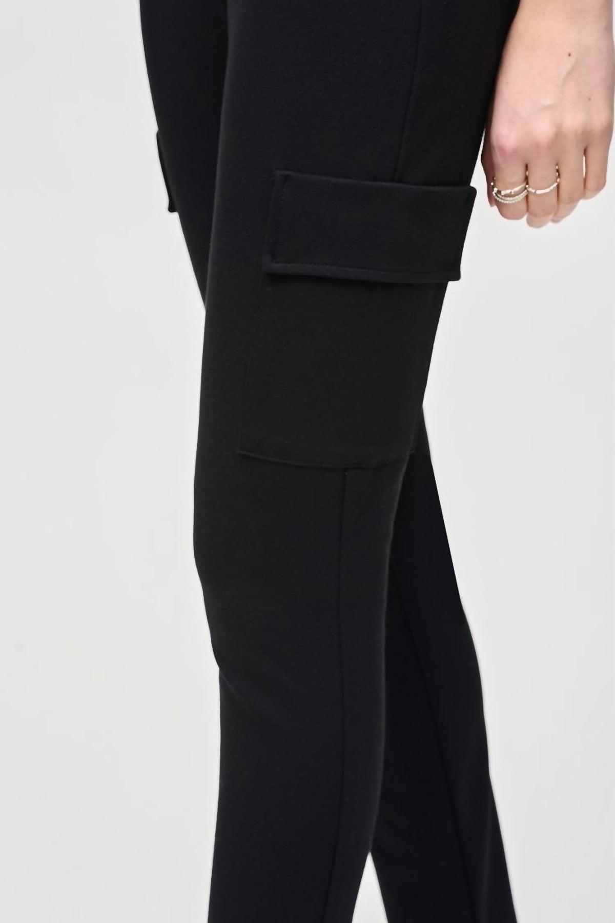 Pantalón de corte ajustado color negro