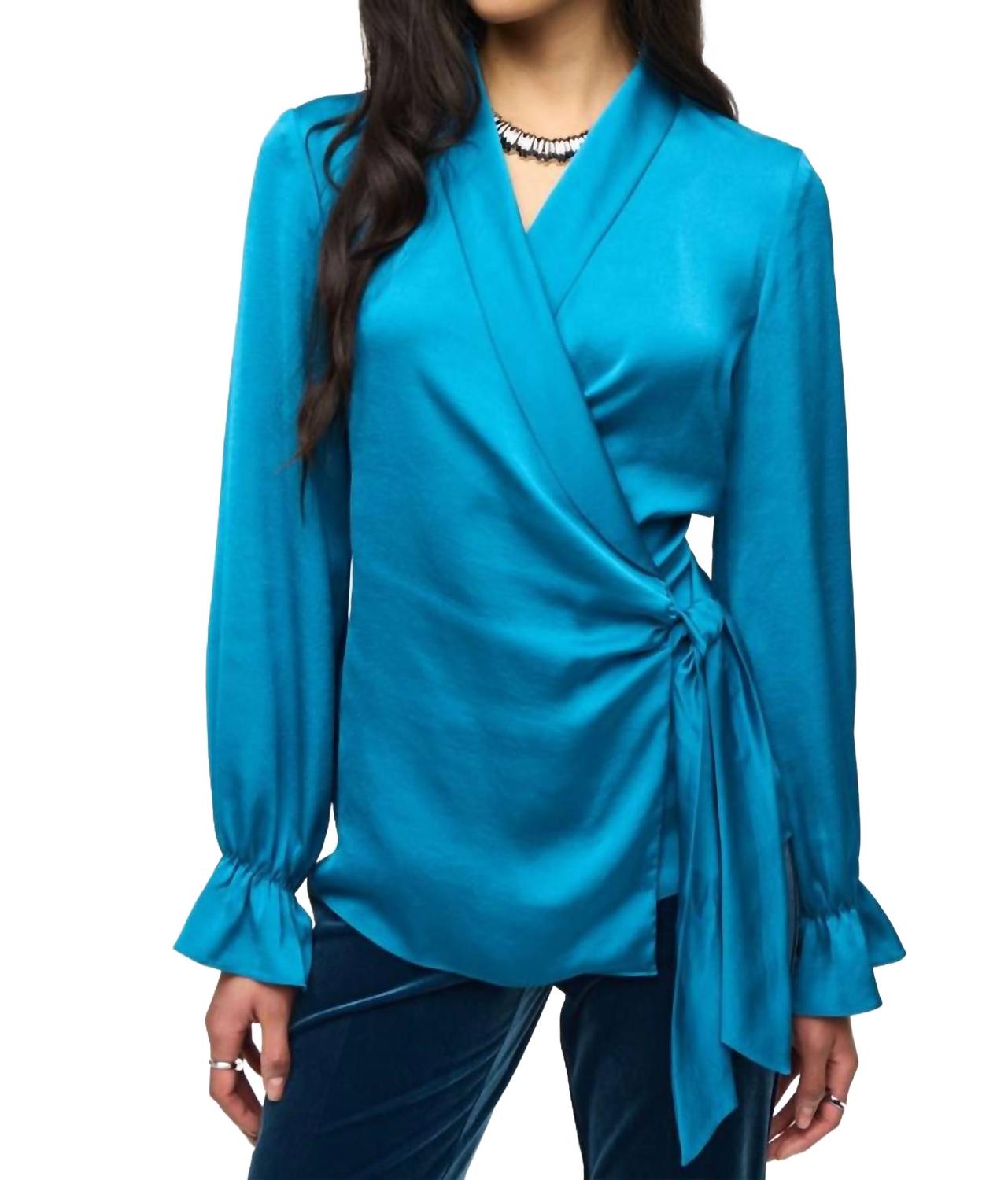 Blusa de satén color azul