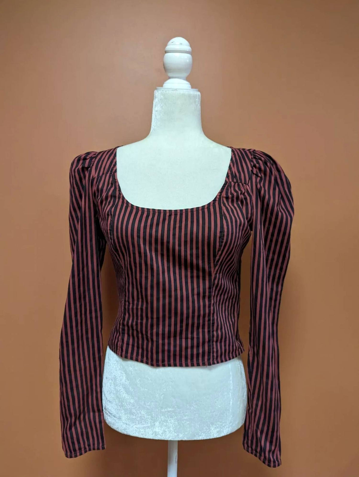 Top a rayas color negro y rojo