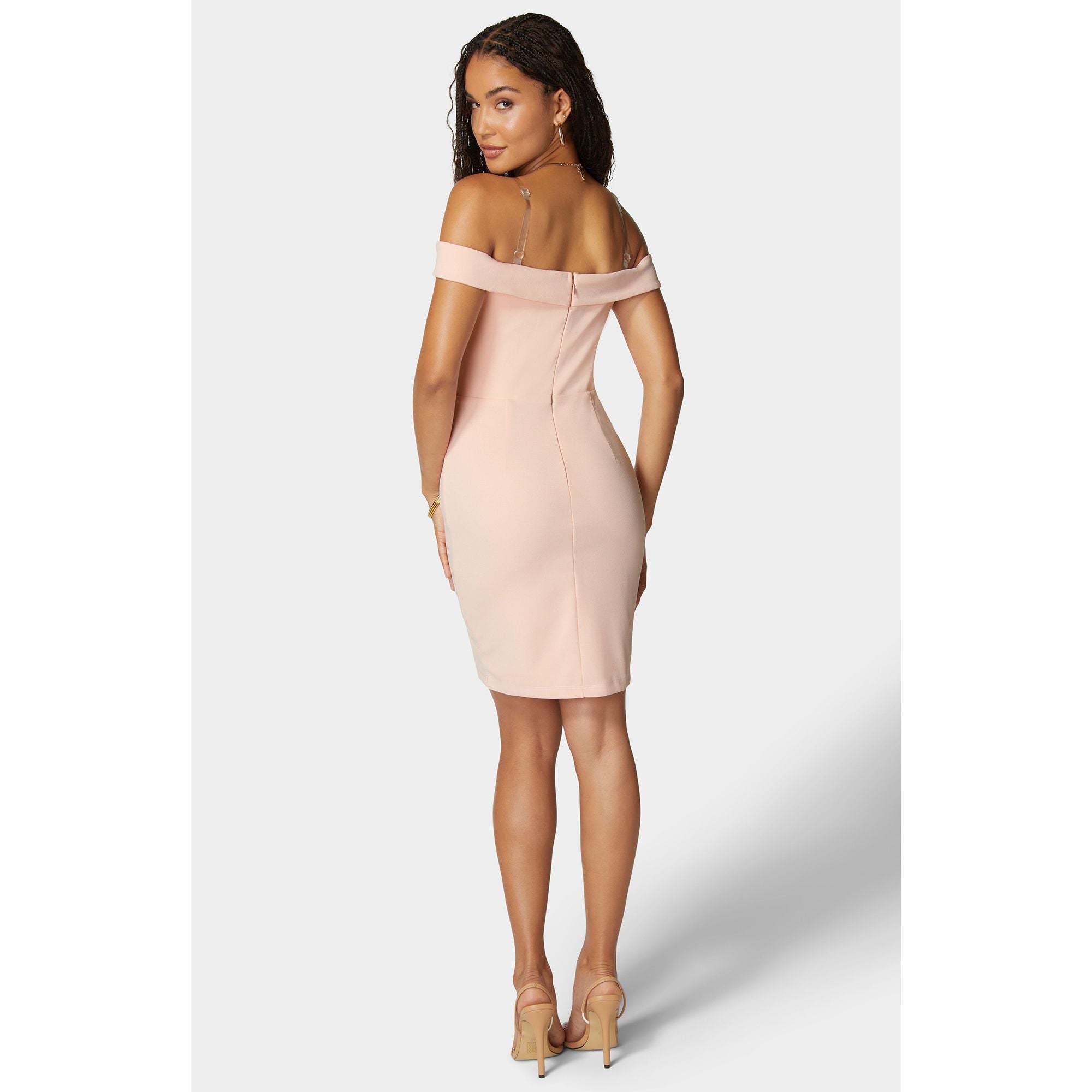 Vestido de mujer con hombros descubiertos