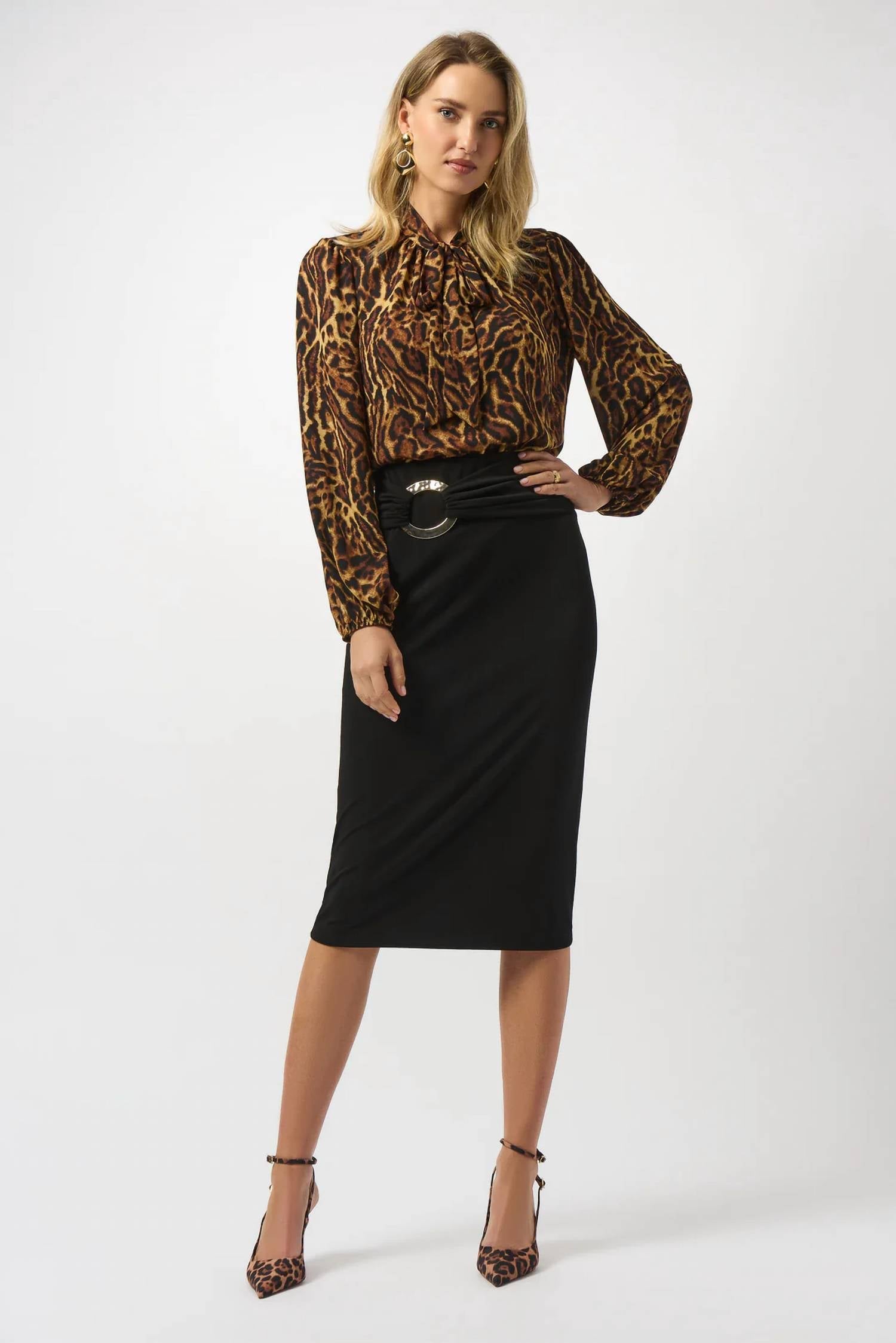 Blusa con estampado animal color negro y café