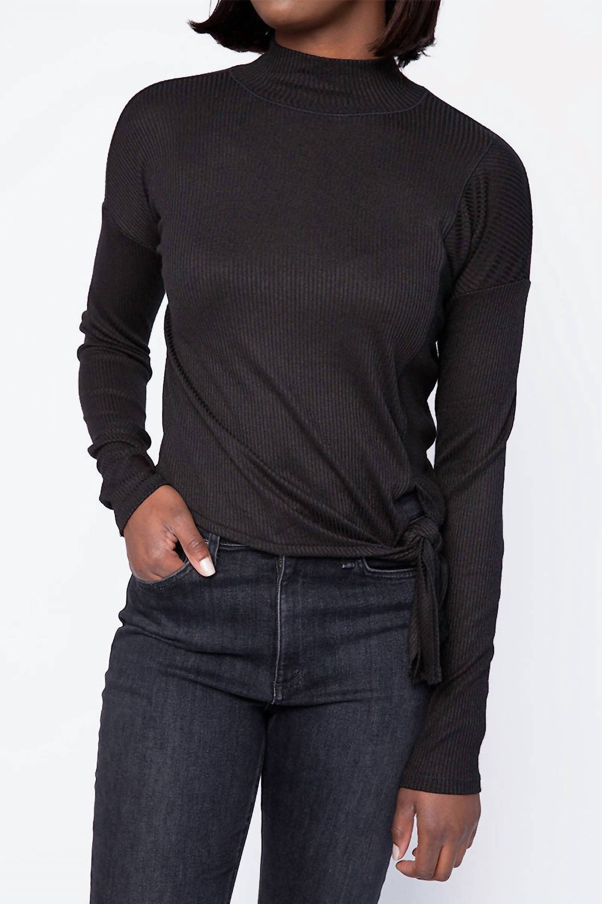 Top con cuello alto color negro
