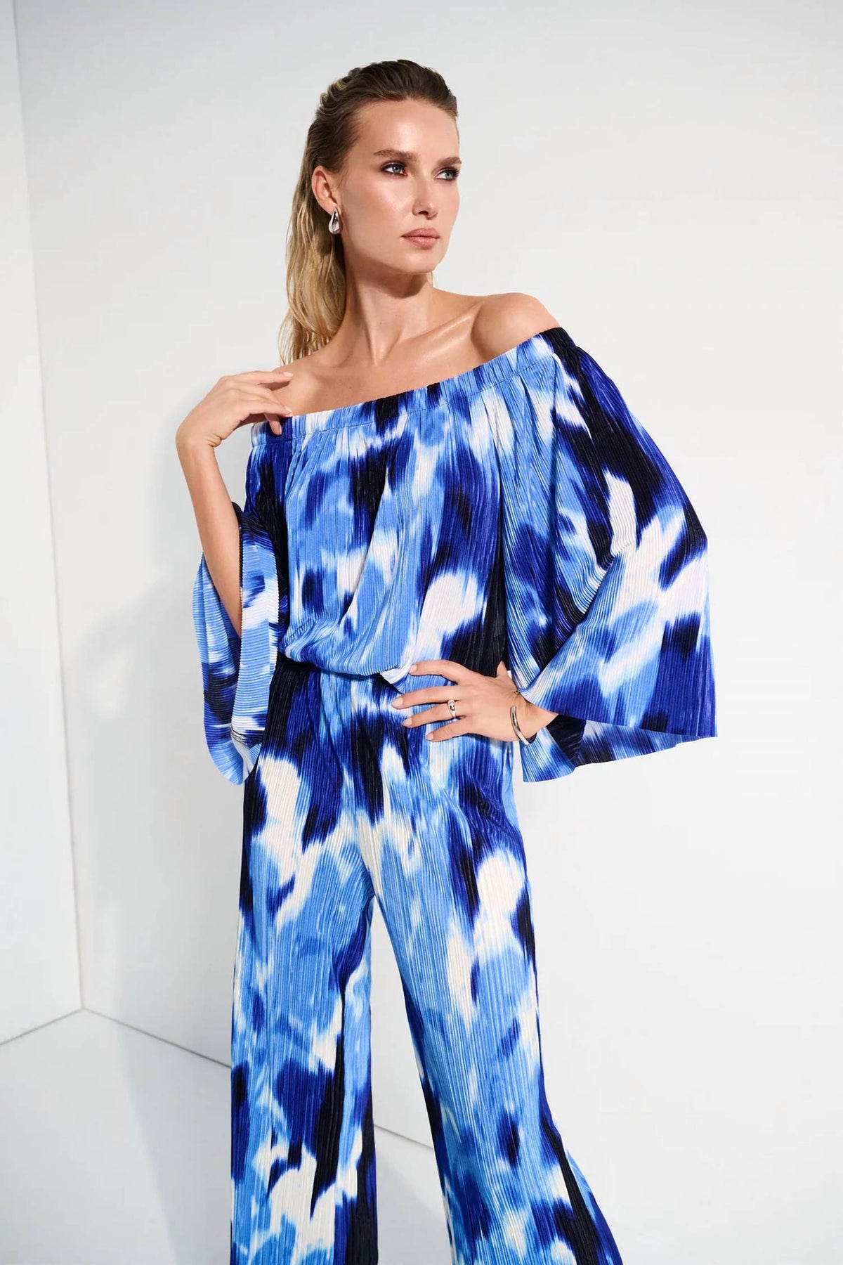 Top con hombros descubiertos con pliegues color blanco y azul