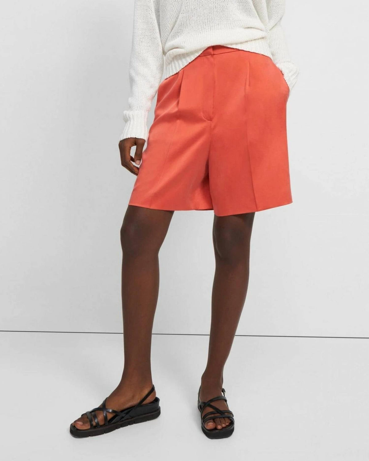 Short con pliegues