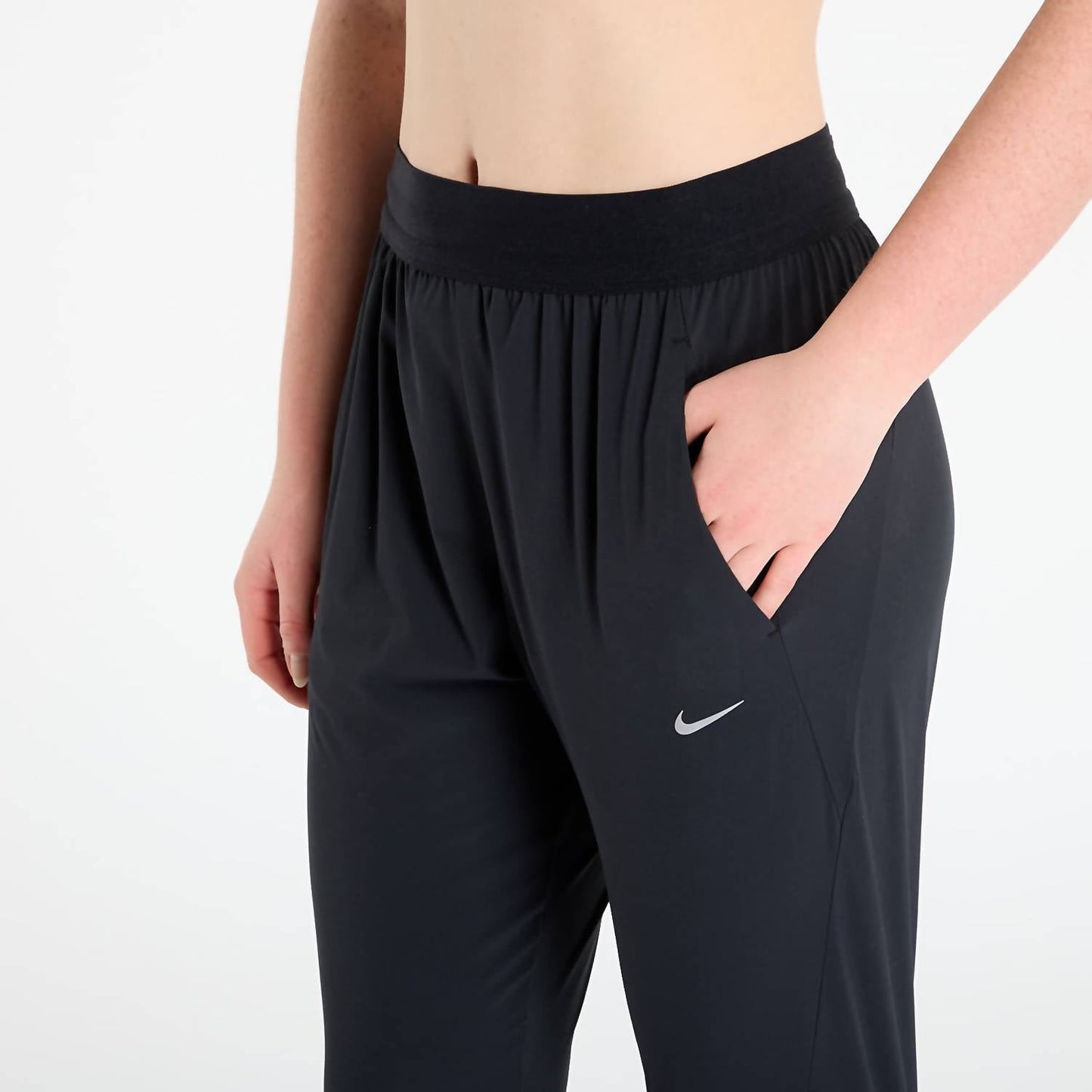 Pantalón de tiro medio color negro y plateado