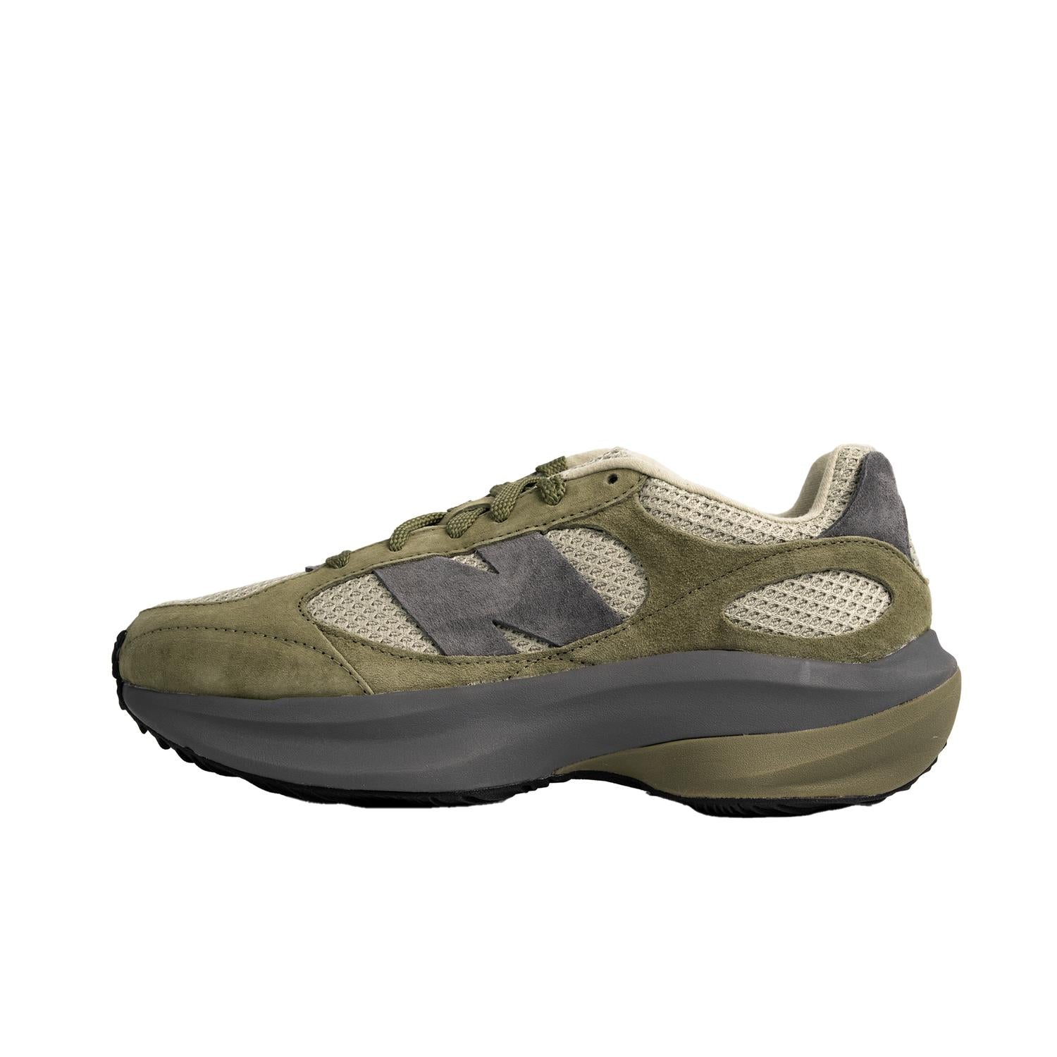 Tenis de hombre color verde