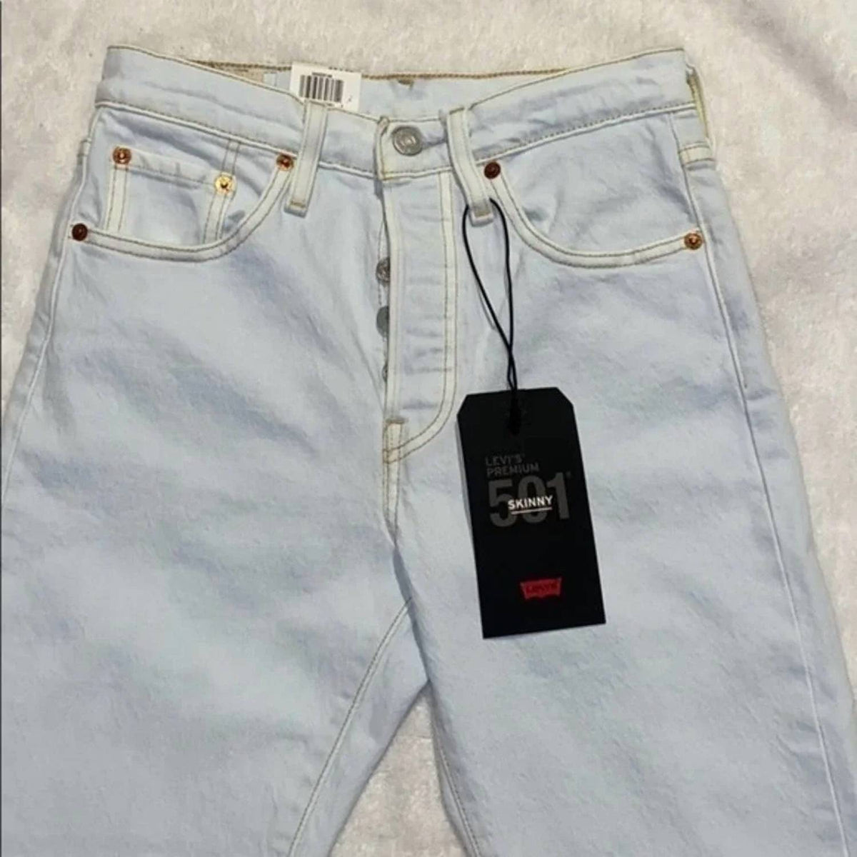 Jean de mujer de corte ajustado color blanco y azul