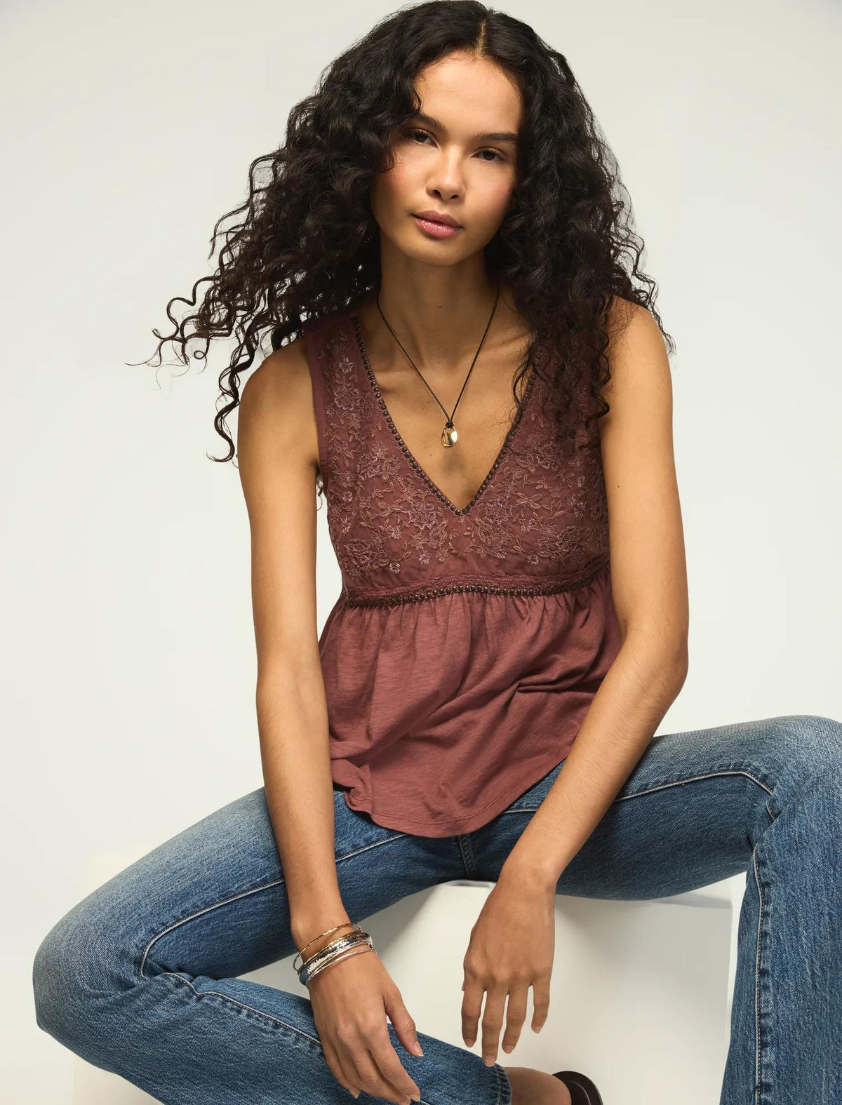 Camiseta sin mangas de mujer con cuello en V con bordado