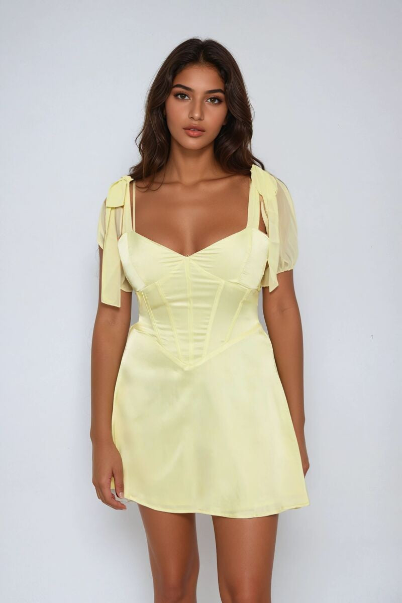 Vestido de satén corto