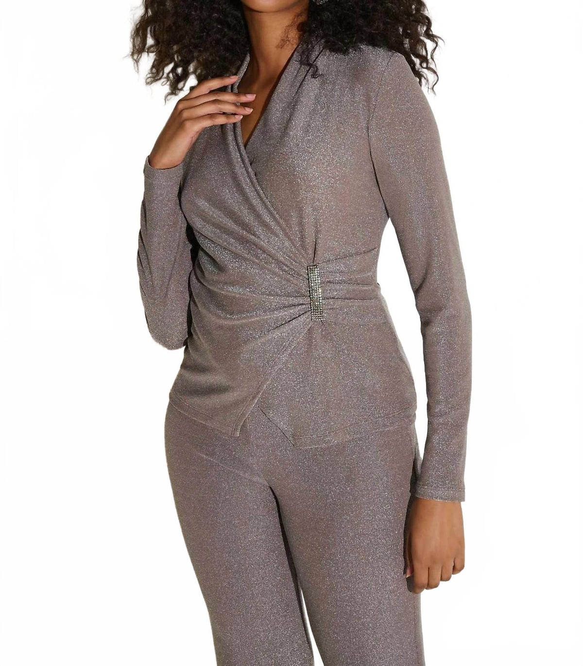 Top con cuello en V color taupe