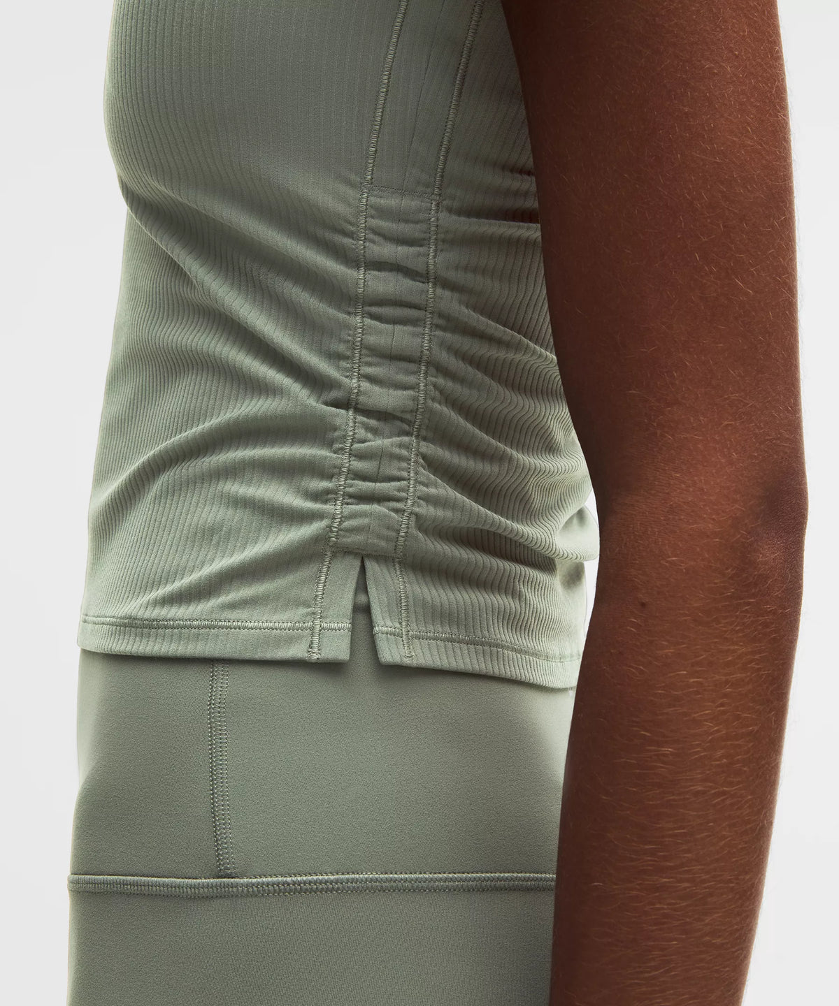 Camiseta con cuello en V con tejido acanalado