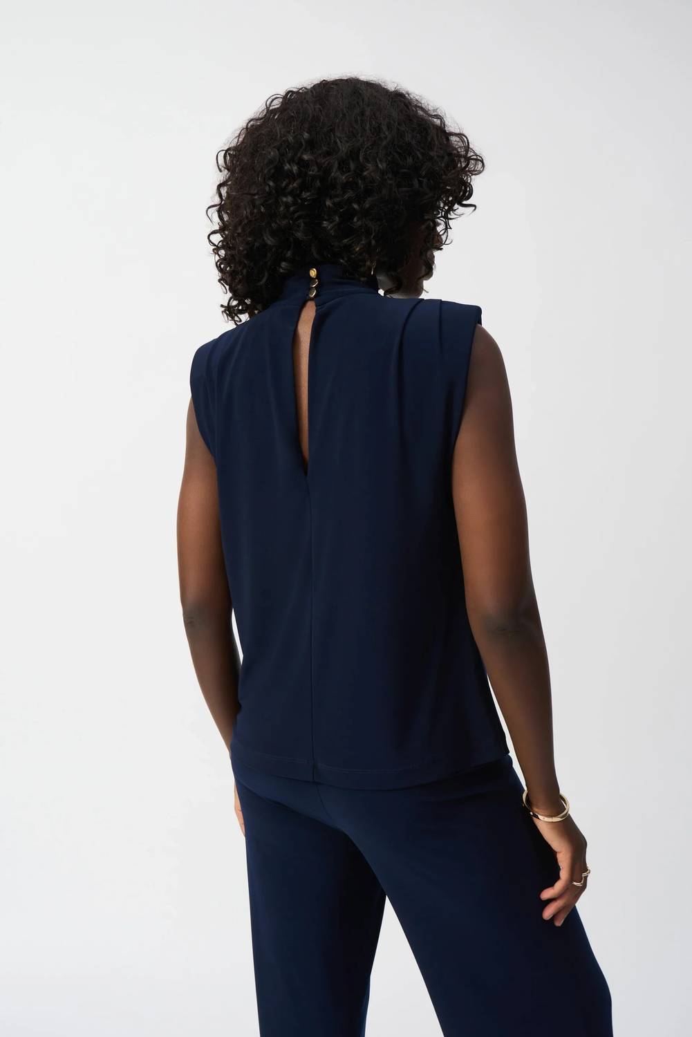 Top sin mangas con cuello alto con pliegues color azul