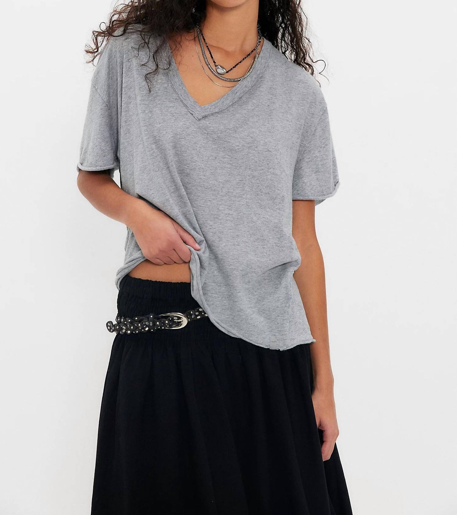 Camiseta con cuello en V color gris