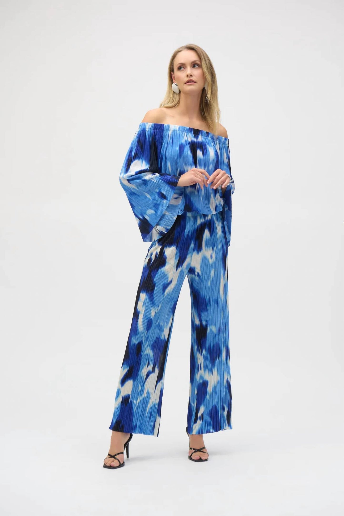 Top con hombros descubiertos con pliegues color blanco y azul