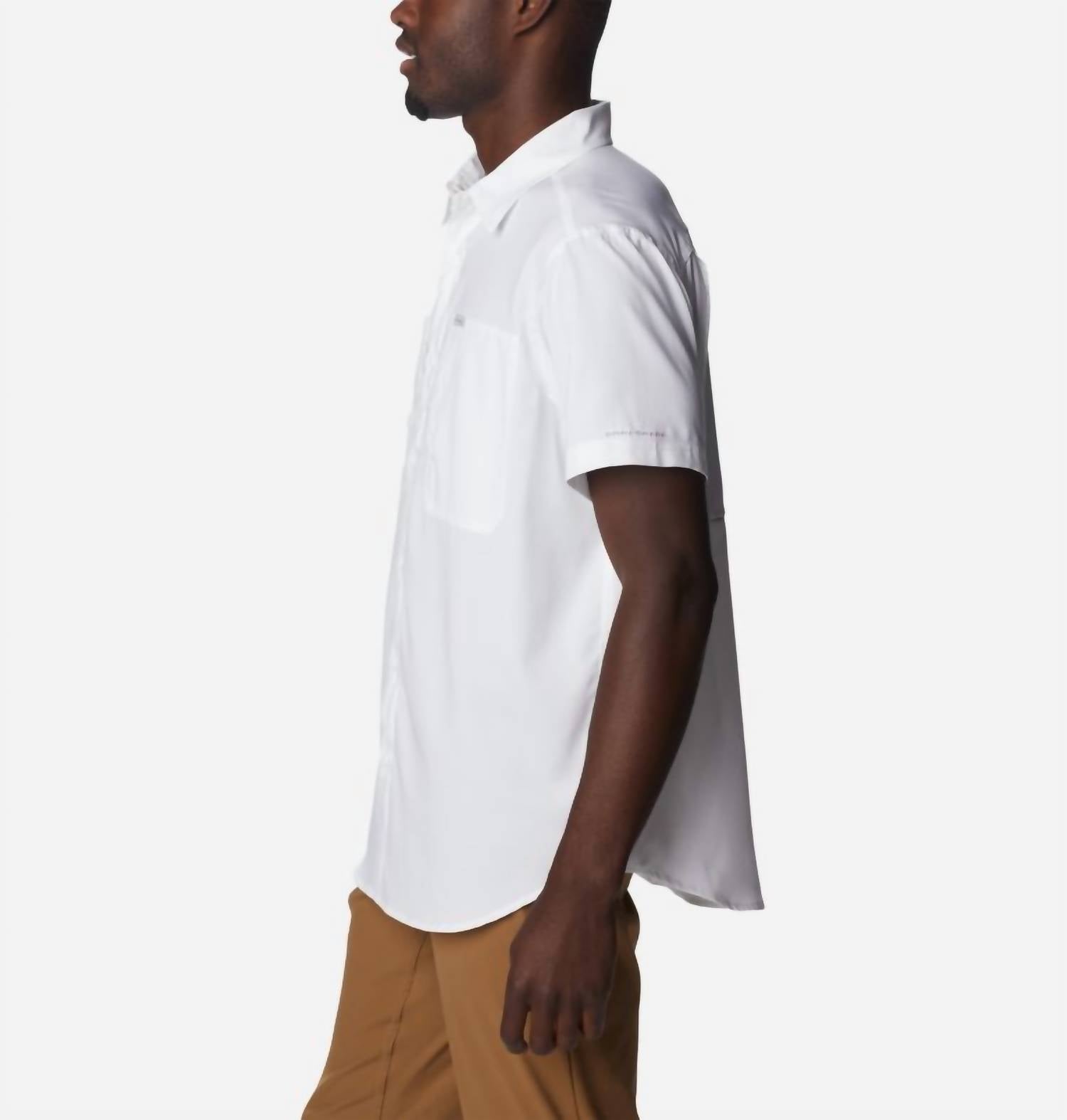 Camisa de manga corta color blanco y plateado