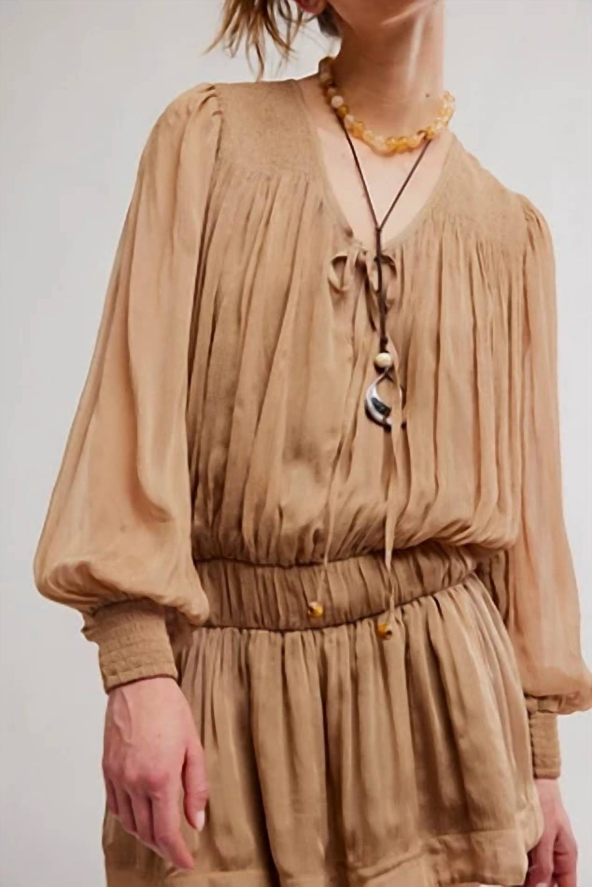 Vestido corto color beige