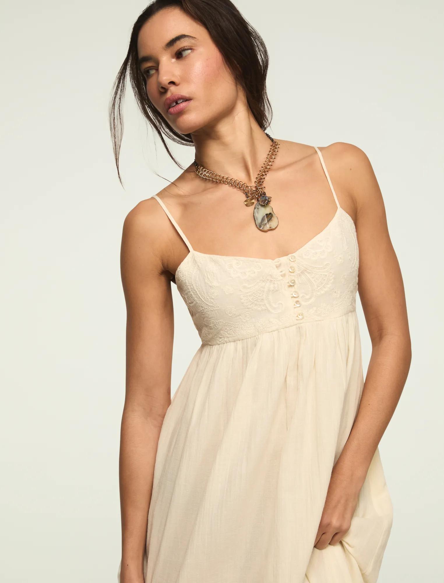 Vestido de mujer midi con bordado