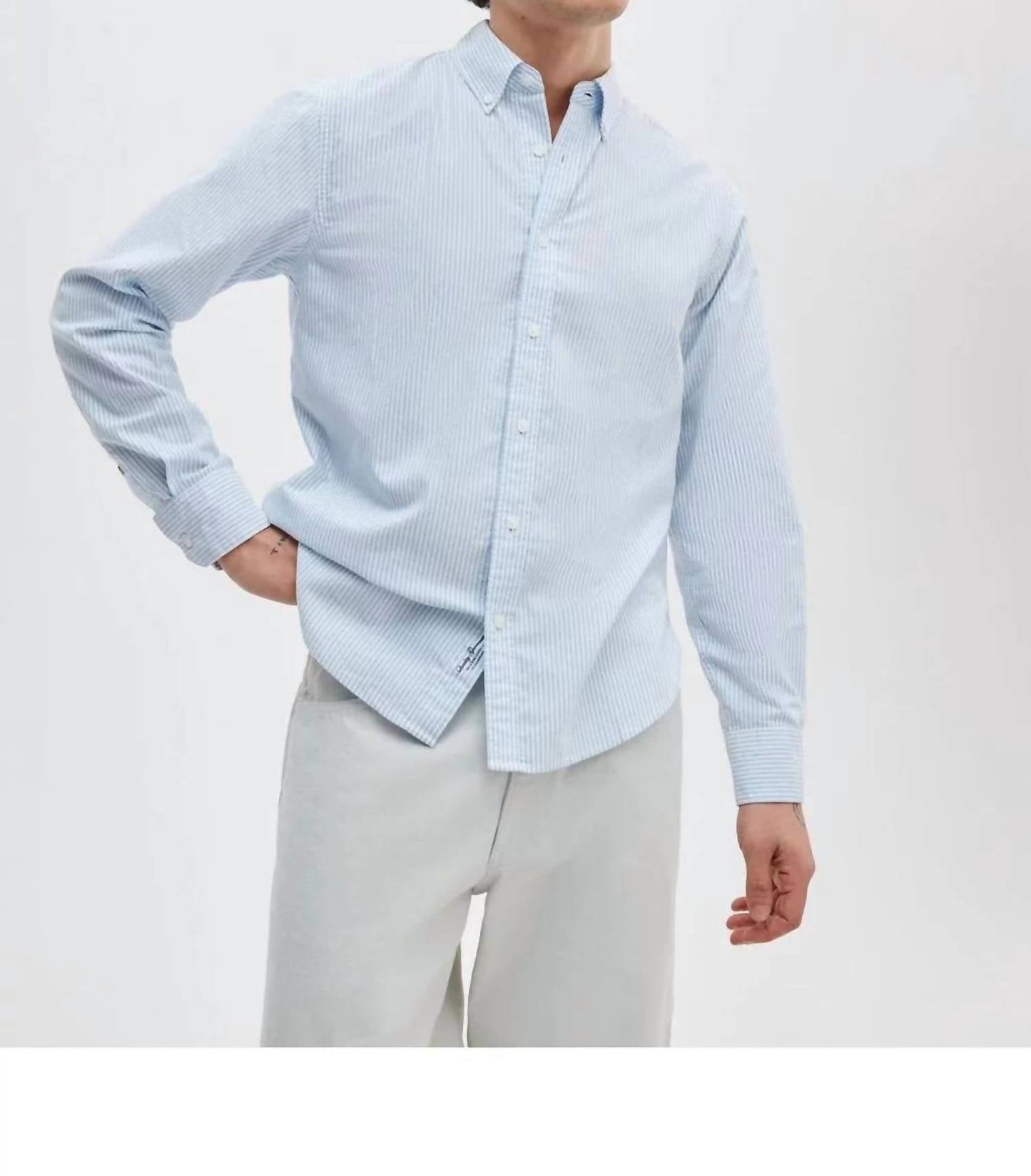 Camisa a rayas color azul claro