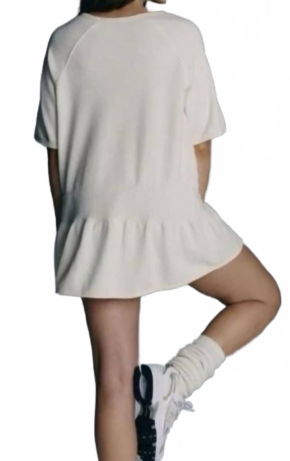 Conjunto de ropa de mujer color marfil