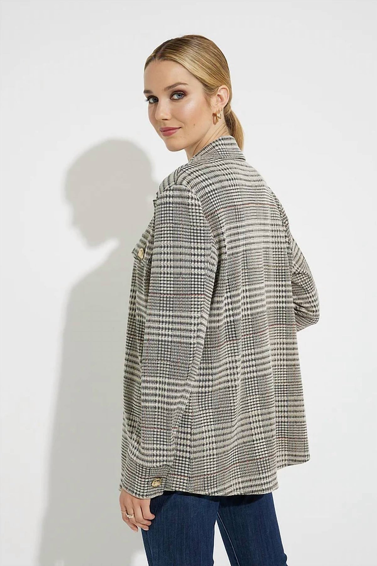 Chaqueta color negro y beige