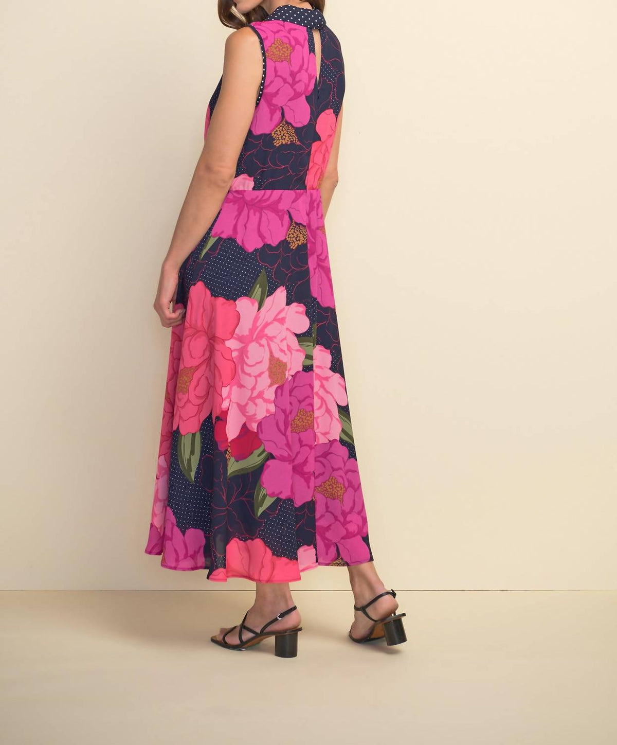 Vestido midi con estampado floral color rosado y multicolor