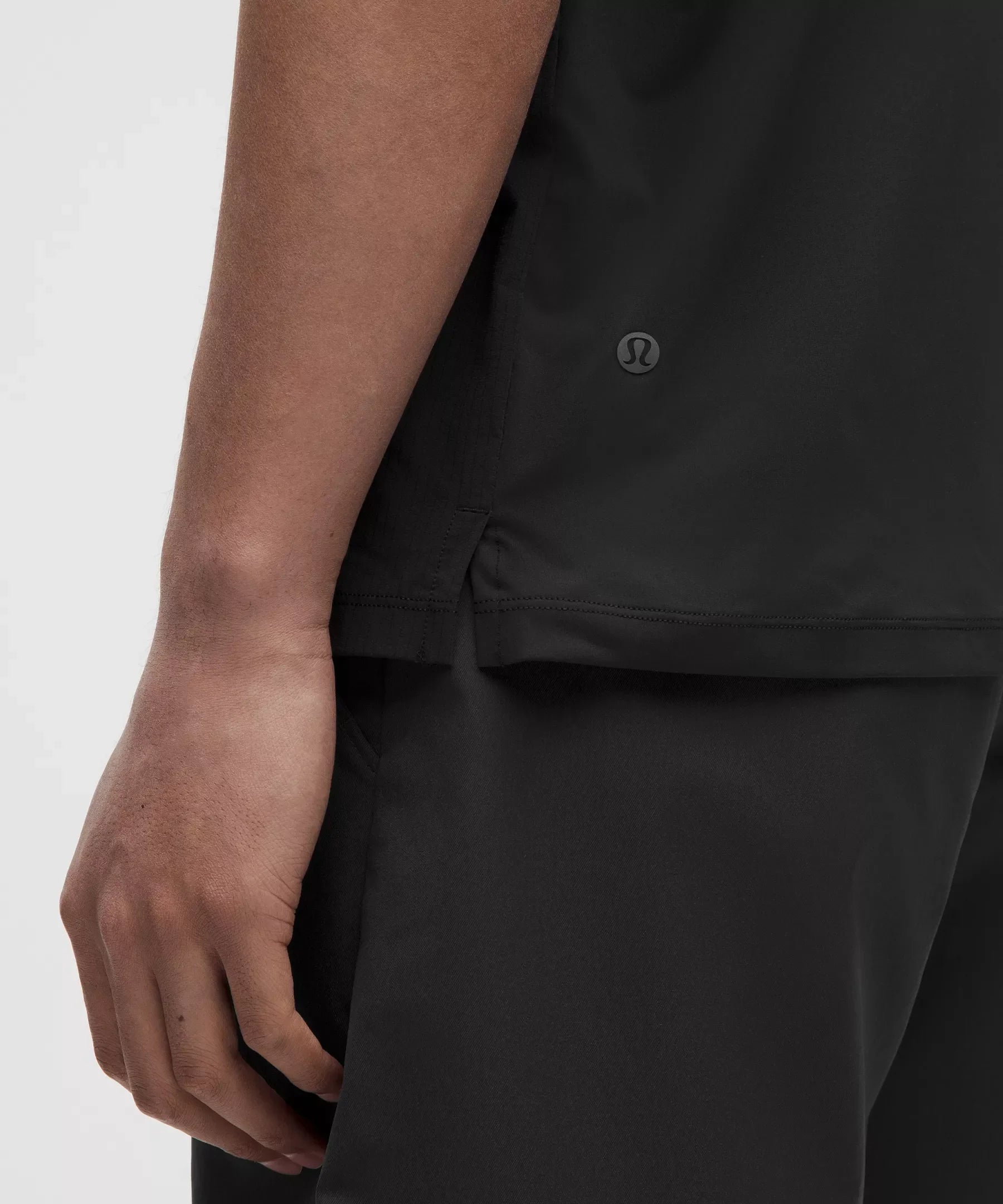 Polo de corte amplio