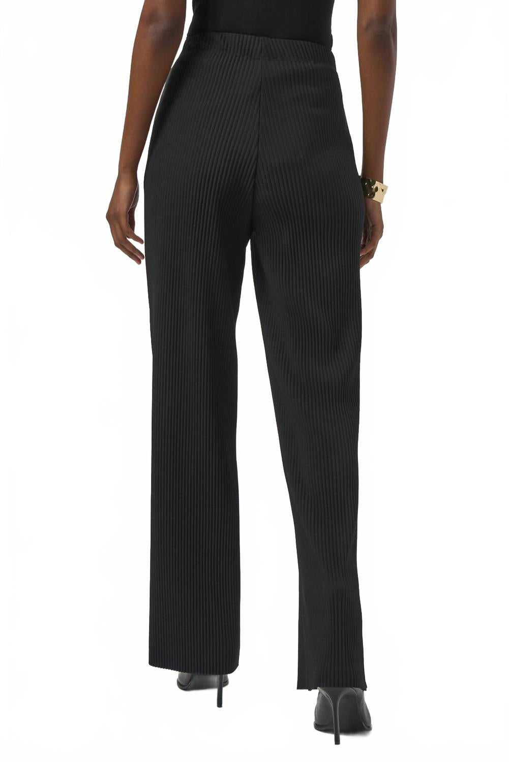 Pantalón de pierna ancha con pliegues color negro