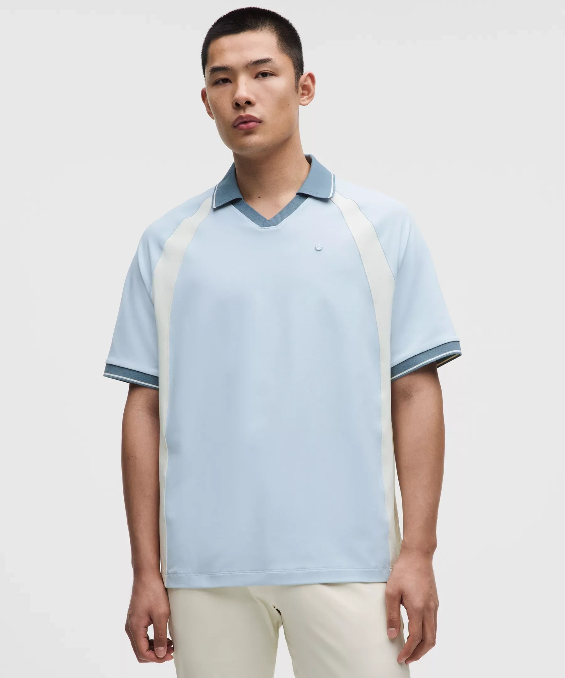 Polo de corte amplio