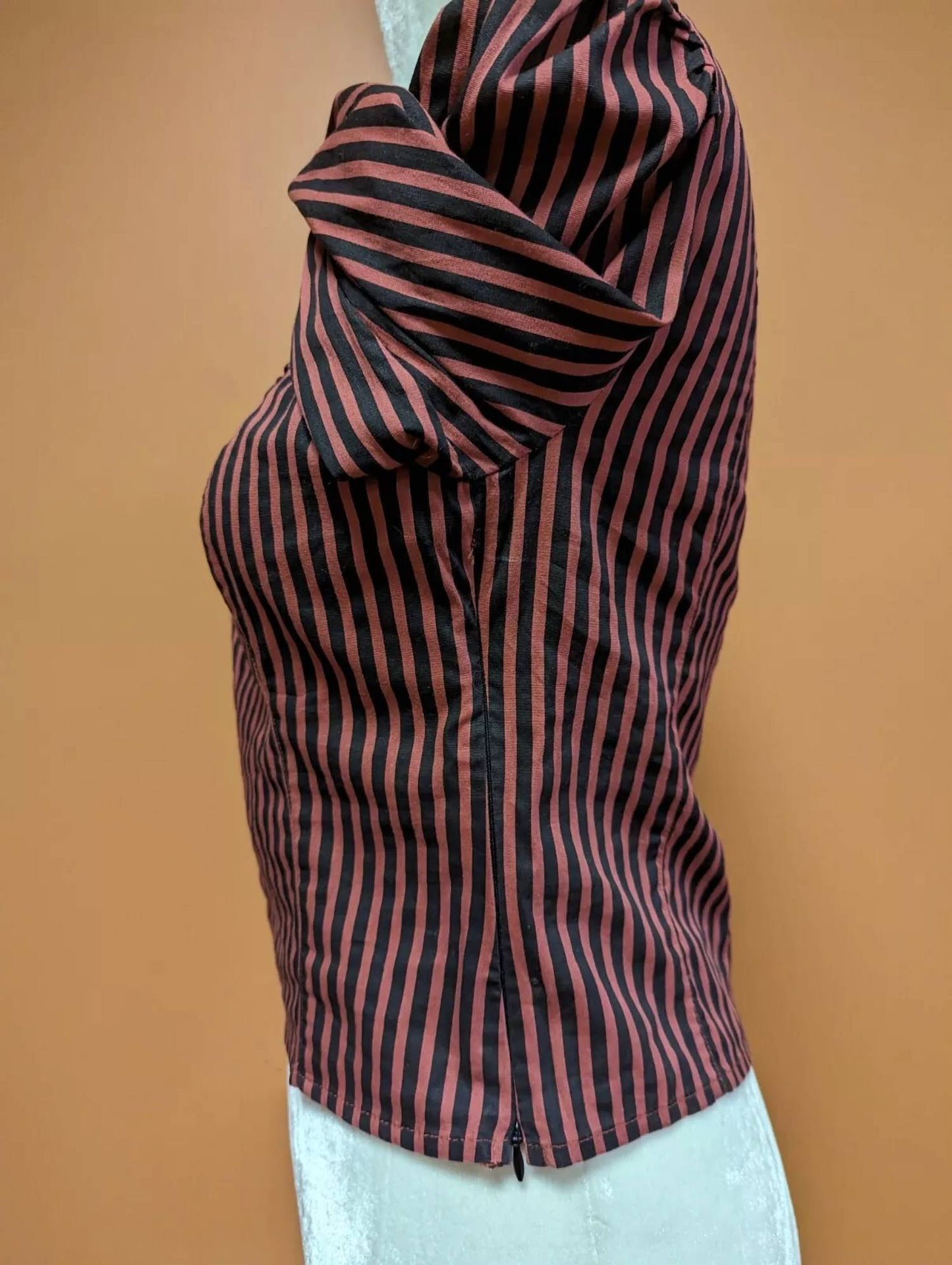 Top a rayas color negro y rojo