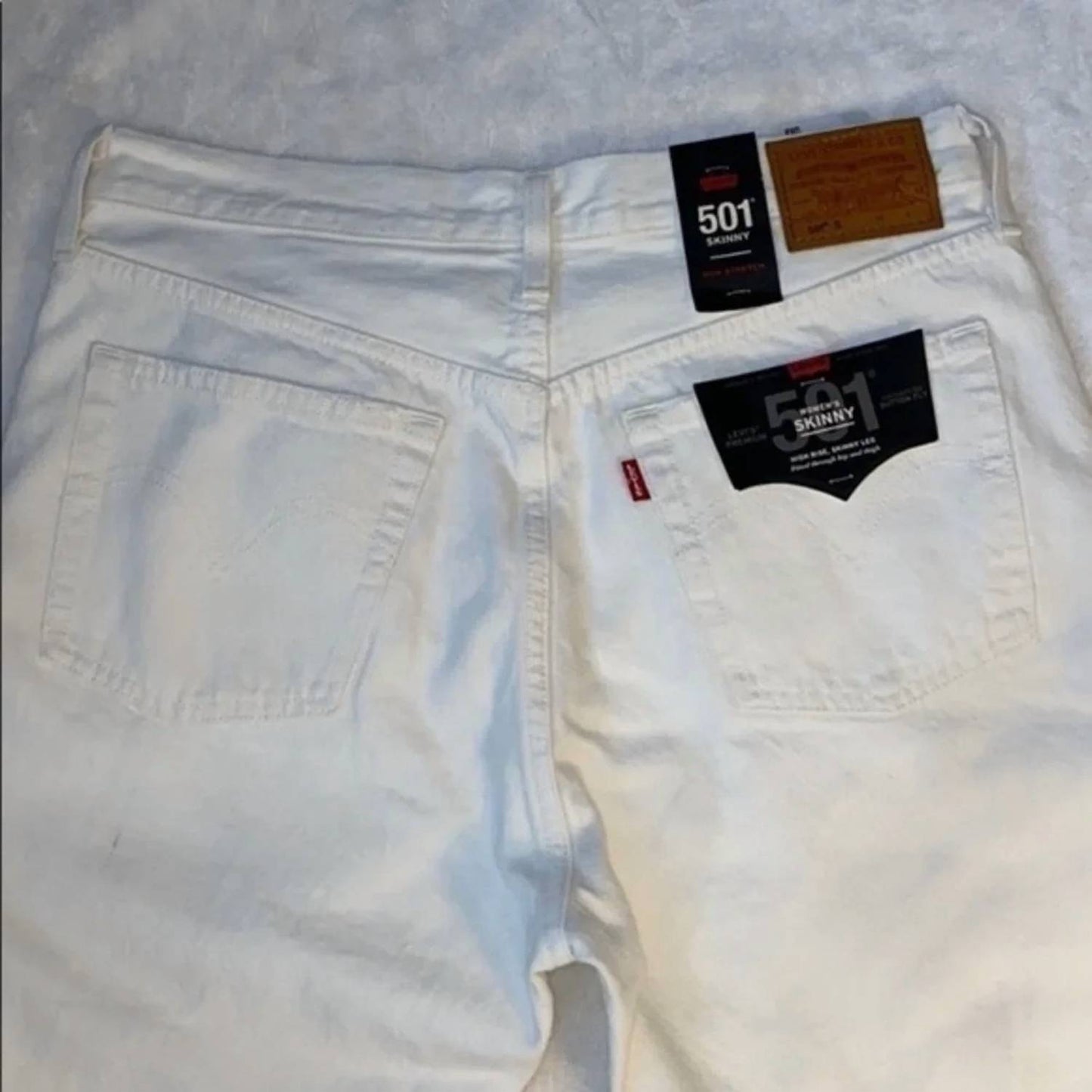 Jean de corte ajustado color blanco y crema