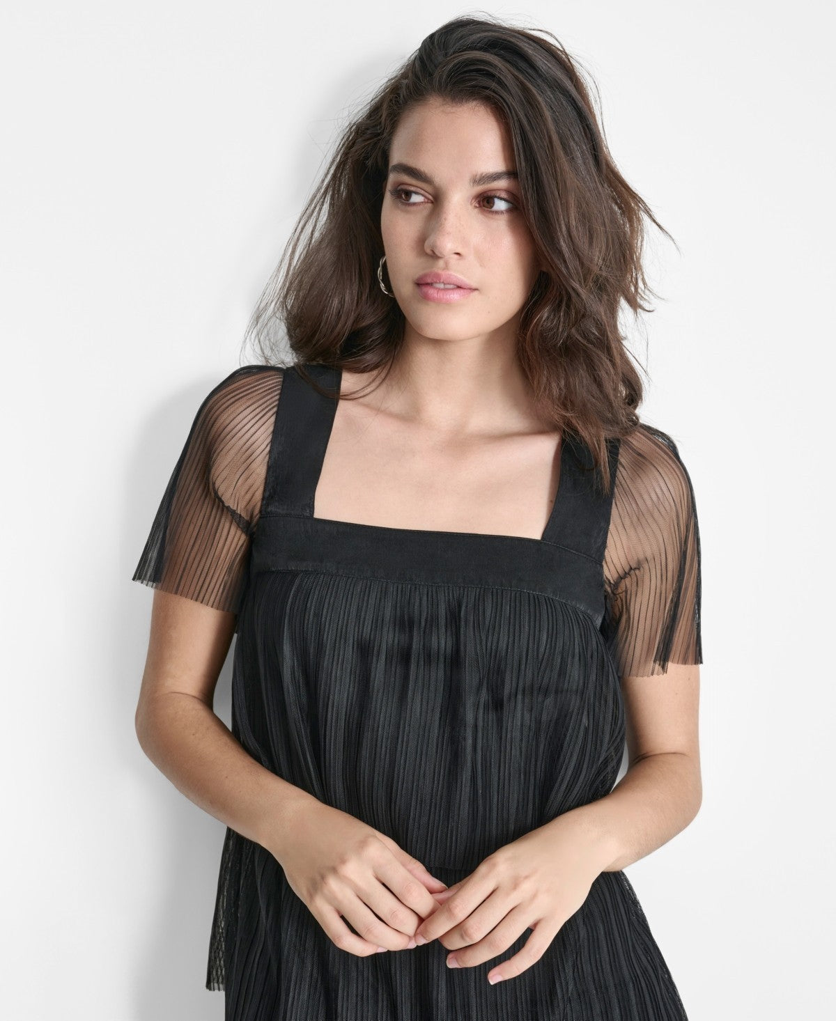 Vestido de mujer con escote cuadrado color negro