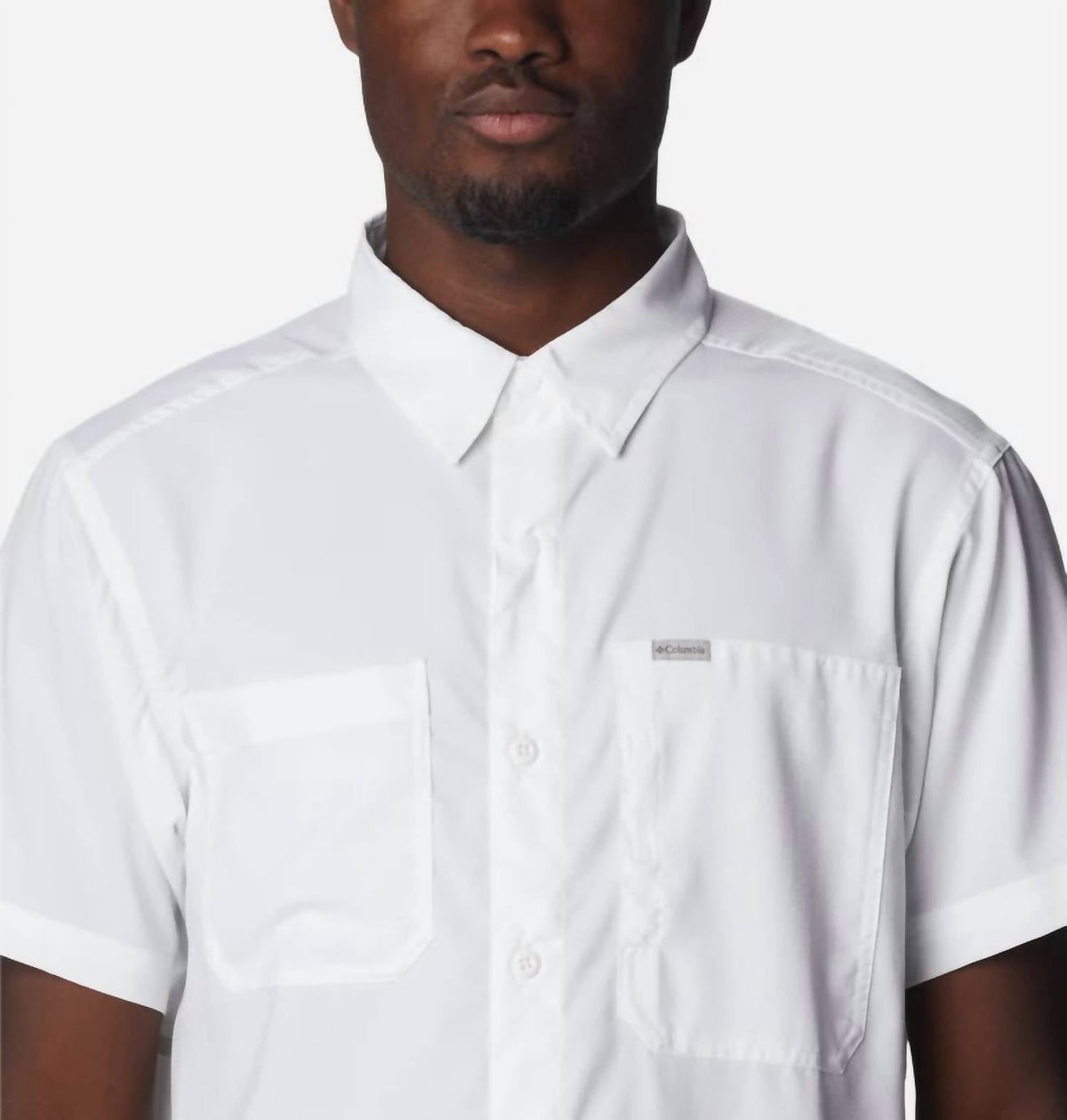 Camisa de manga corta color blanco y plateado