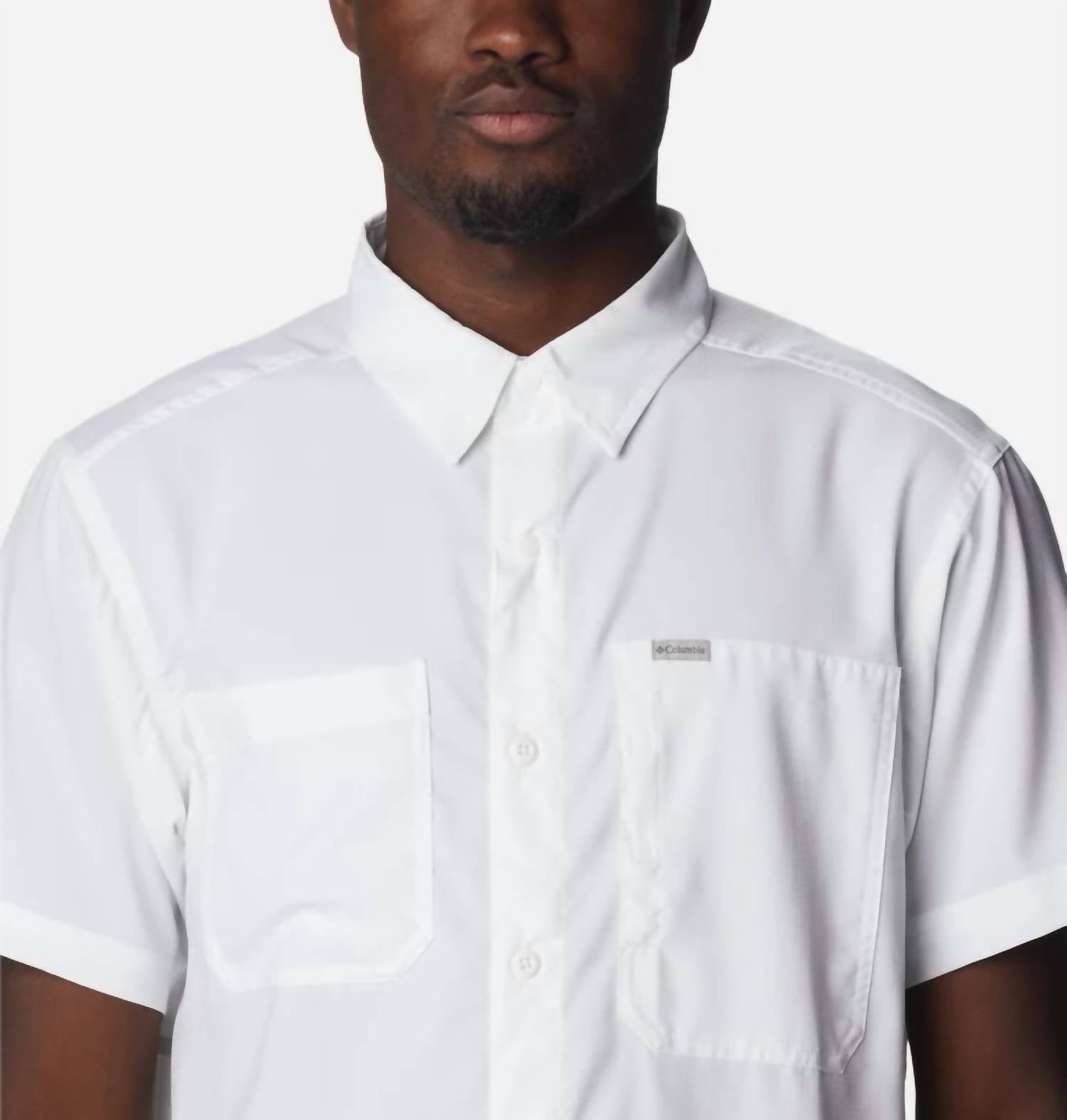 Camisa de manga corta color blanco y plateado