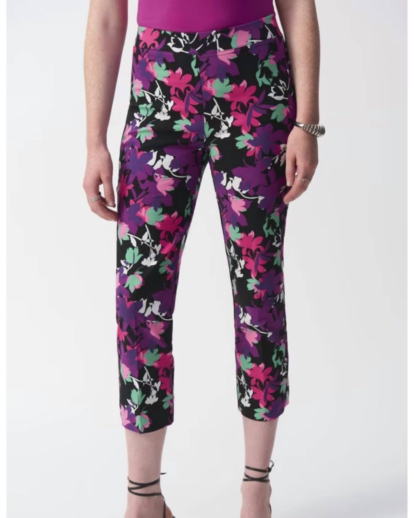 Pantalón con estampado floral color negro