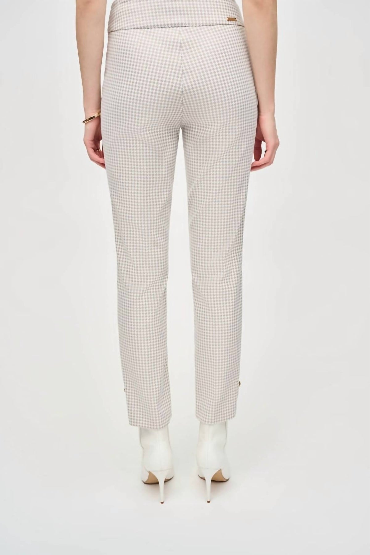 Pantalón de corte ajustado color blanco y beige