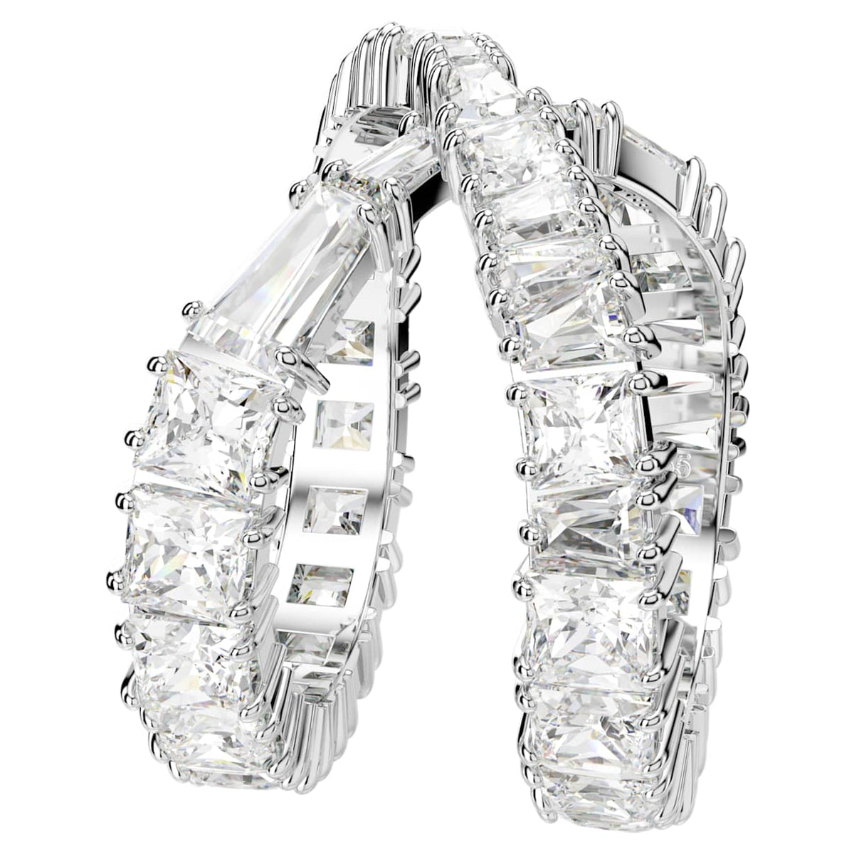 Anillo color blanco y plateado