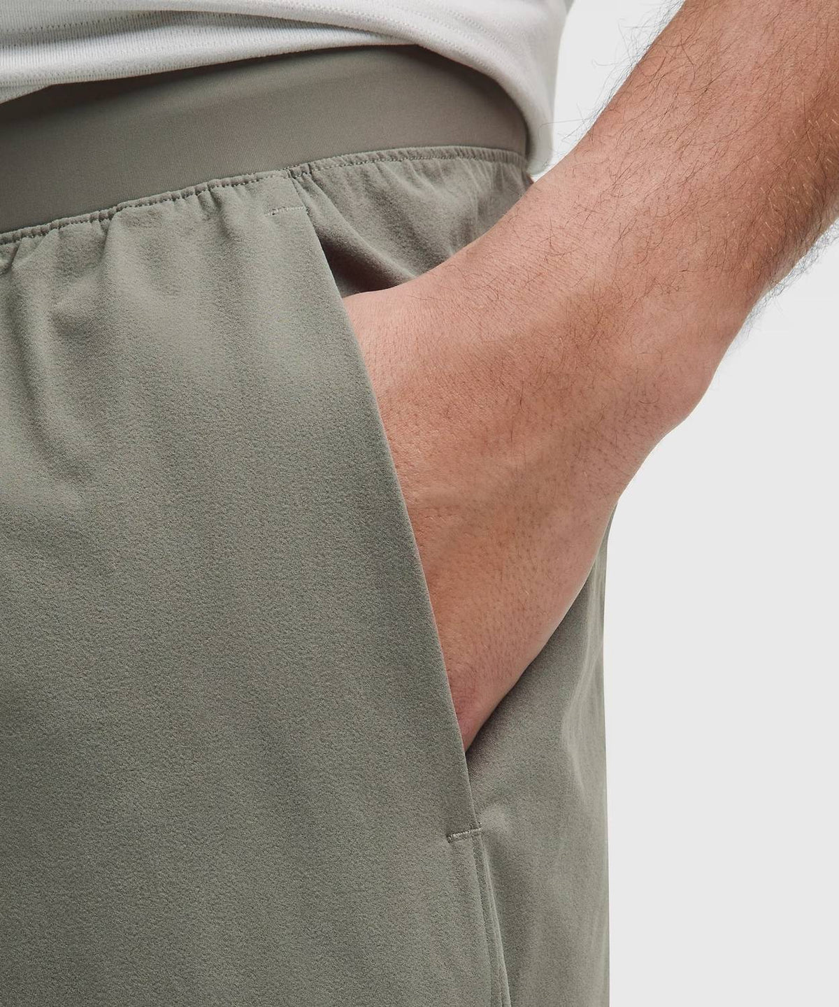 Pantalón de corte ajustado color gris