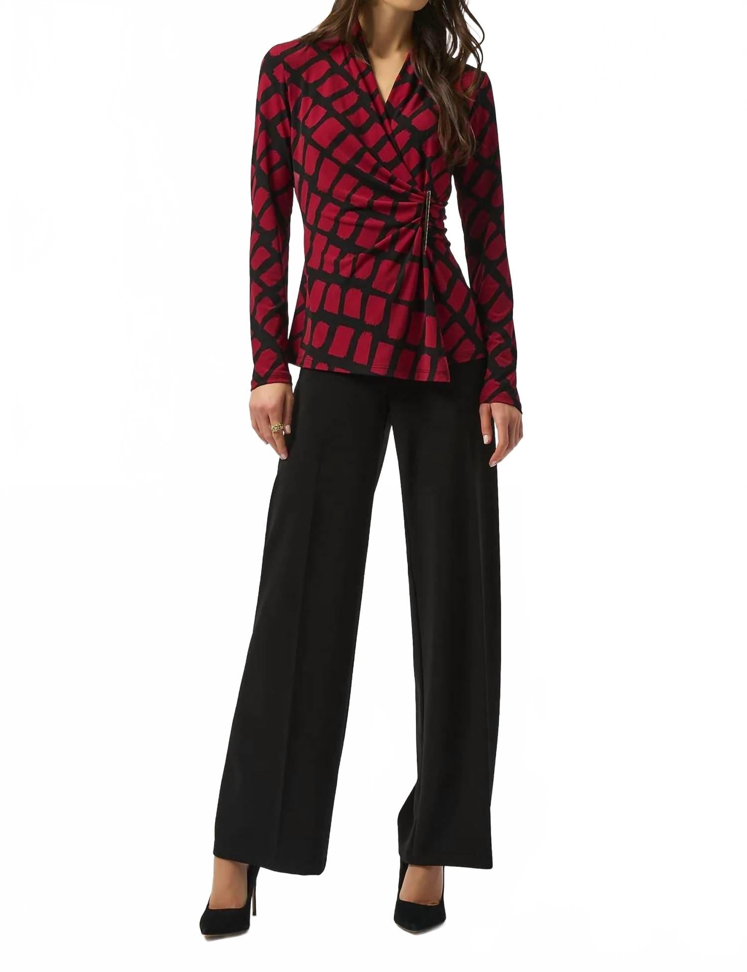 Top con cuello en V color negro y rojo