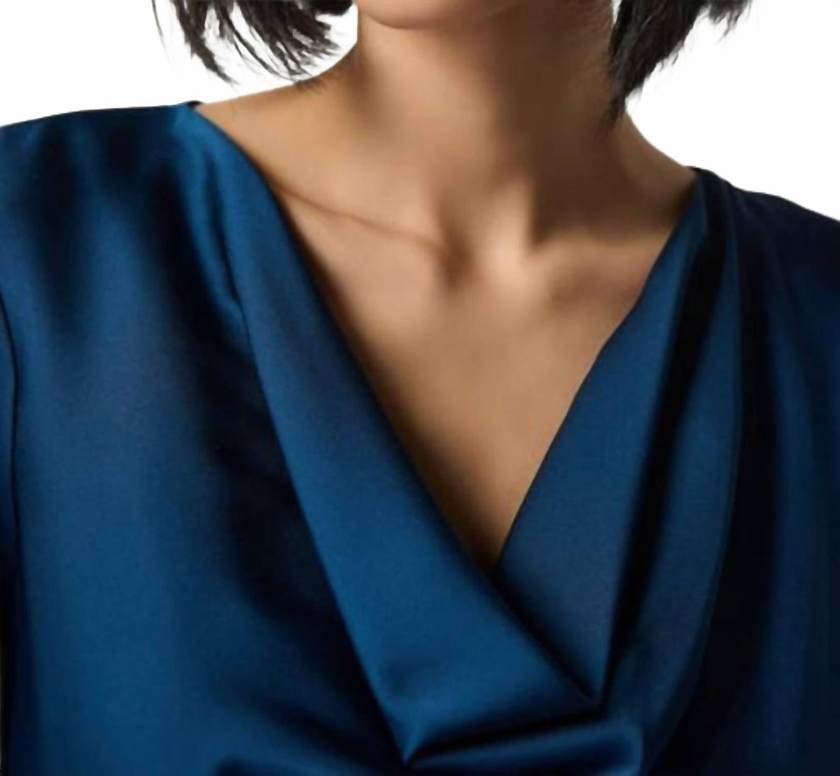 Blusa de mujer de satén color azul oscuro