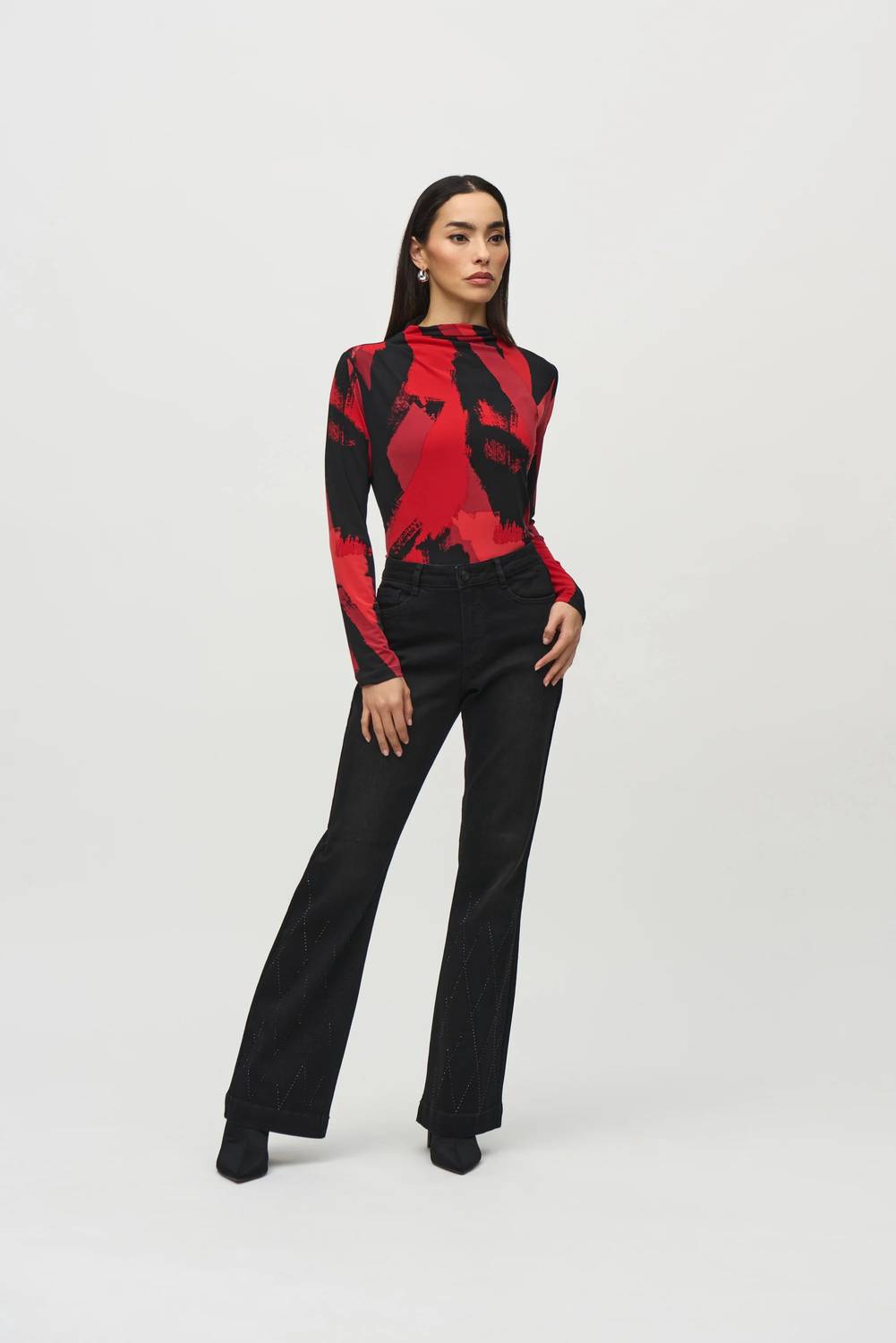 Top con cuello alto color negro y rojo