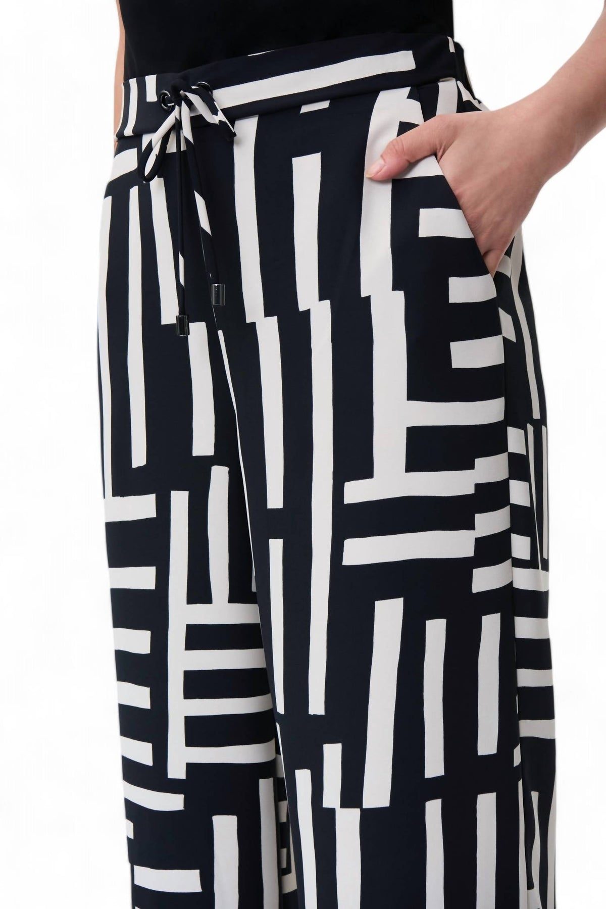 Pantalón color negro y beige