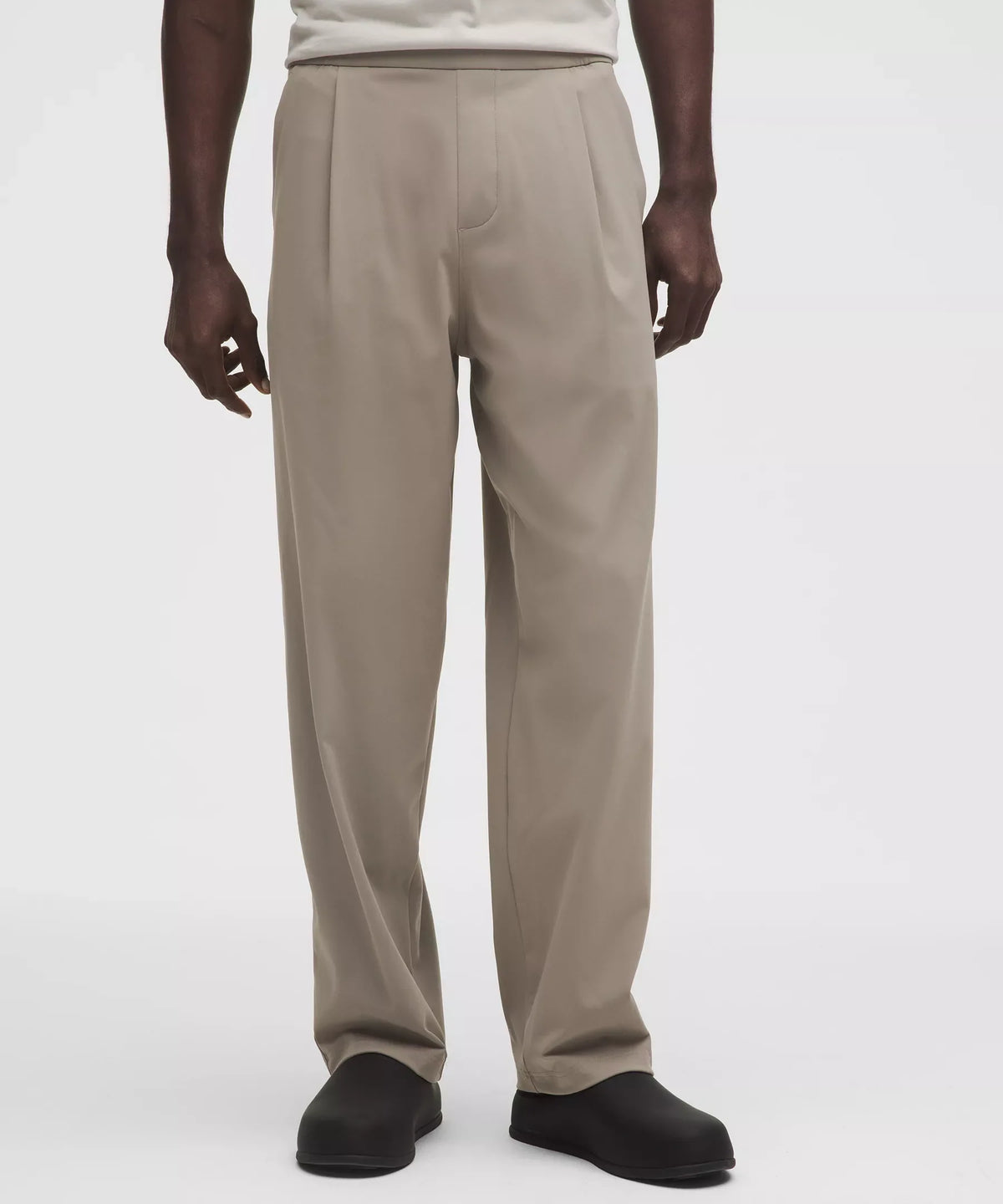 Pantalón de hombre de corte amplio con pliegues