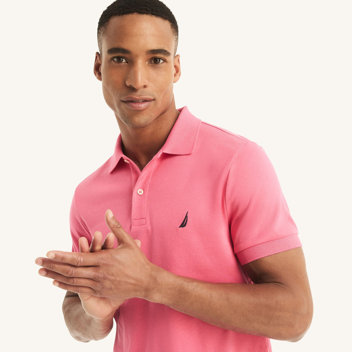 Polo de corte ajustado