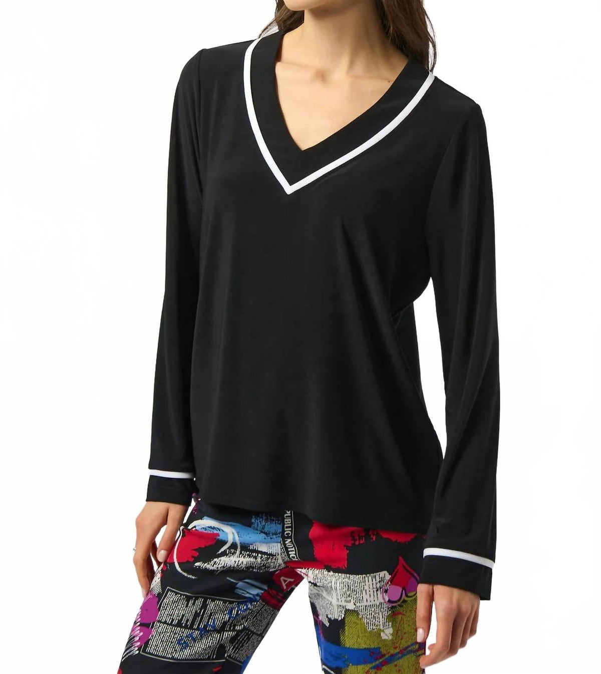 Top con cuello en V color negro