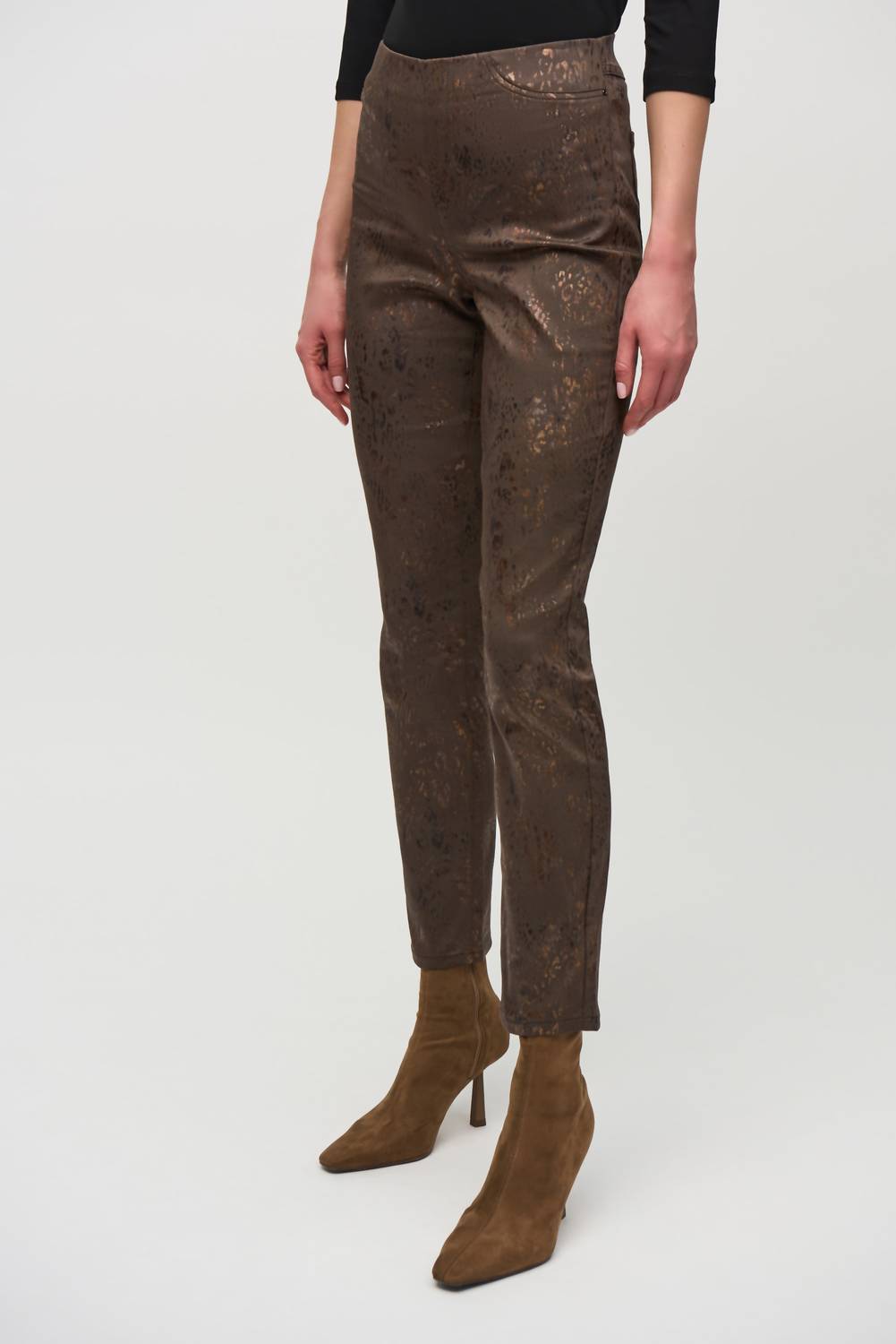 Pantalón de mezclilla con estampado animal color café