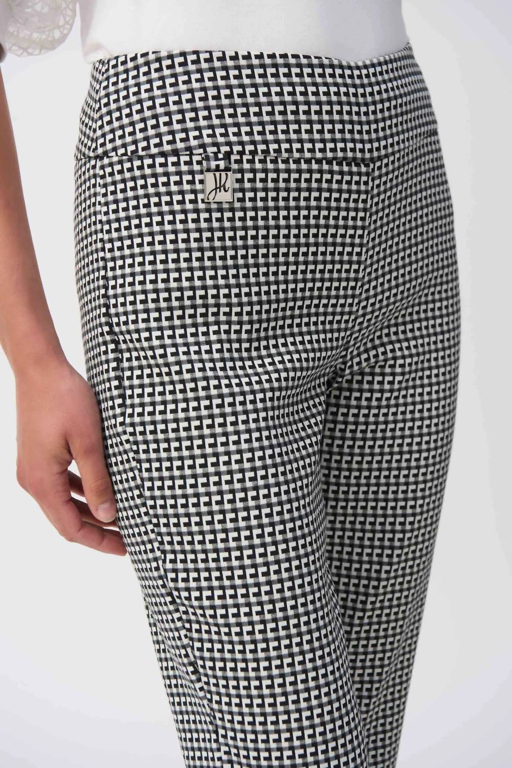 Pantalón color negro y blanco