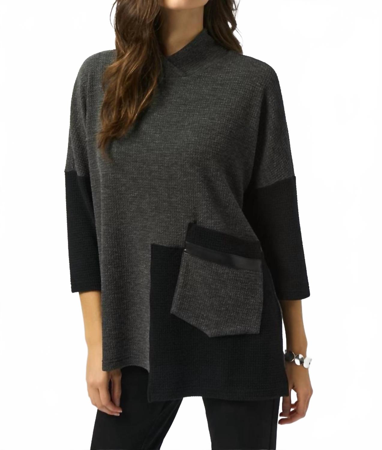 Suéter con cuello alto de corte amplio color negro y gris